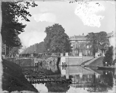 40811 Gezicht op de Willemsbrug over de Stadsbuitengracht te Utrecht, uit het zuiden.